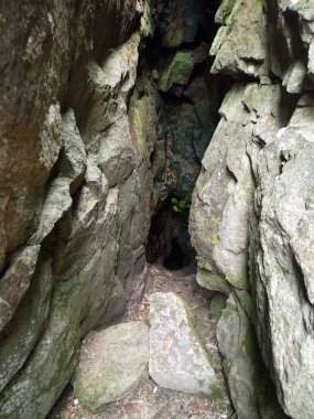 Eski kalay madeninin kayalık çukuru Czech cevheri dağlarında