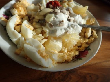 Servis kasesindeki tuzlu yumurta salatası.