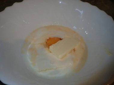 Mutfakta ev yapımı tatlı kek pişirmek için gerekli malzemeler.