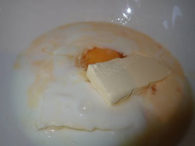 Mutfakta ev yapımı tatlı kek pişirmek için gerekli malzemeler.