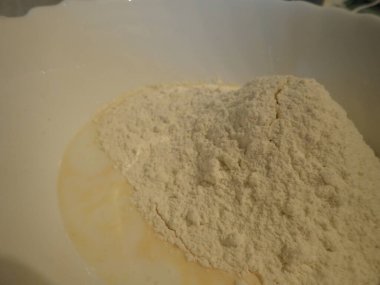 Mutfakta ev yapımı tatlı kek pişirmek için gerekli malzemeler.