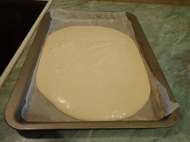 Mutfakta ev yapımı tatlı kek pişirmek için gerekli malzemeler.