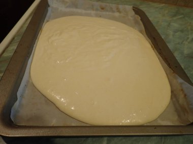 Mutfakta ev yapımı tatlı kek pişirmek için gerekli malzemeler.