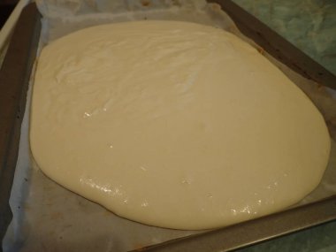 Mutfakta ev yapımı tatlı kek pişirmek için gerekli malzemeler.