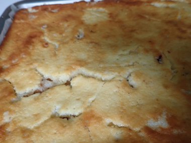 Taze ev yapımı tatlı meyveli kek tepside