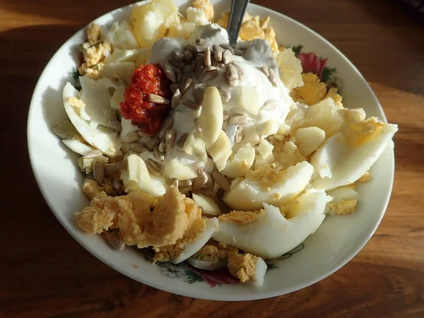 Salad Telur Asin Sederhana Dalam Mangkuk Yang Disajikan — Stok Foto