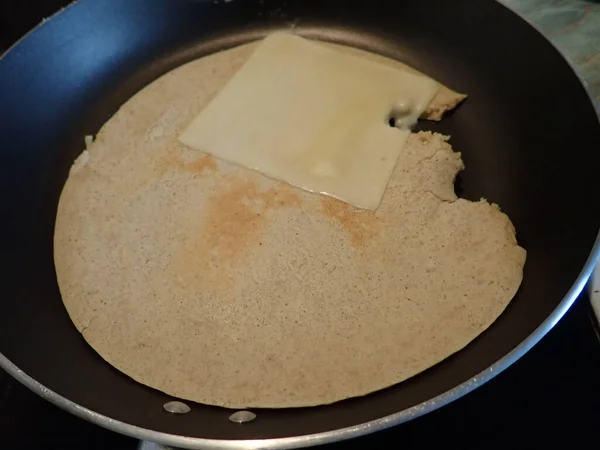 Frische Hausgemachte Salzpfannkuchen Mit Einer Scheibe Käse — Stockfoto