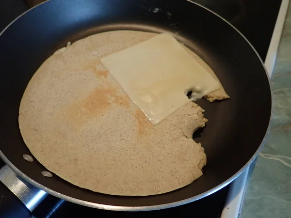 Frische Hausgemachte Salzpfannkuchen Mit Einer Scheibe Käse — Stockfoto