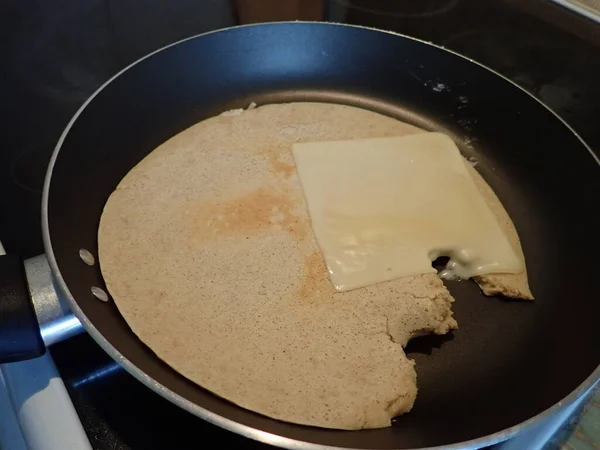 Frische Hausgemachte Salzpfannkuchen Mit Einer Scheibe Käse — Stockfoto