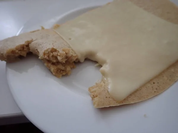 Frische Hausgemachte Salzpfannkuchen Mit Einer Scheibe Käse — Stockfoto