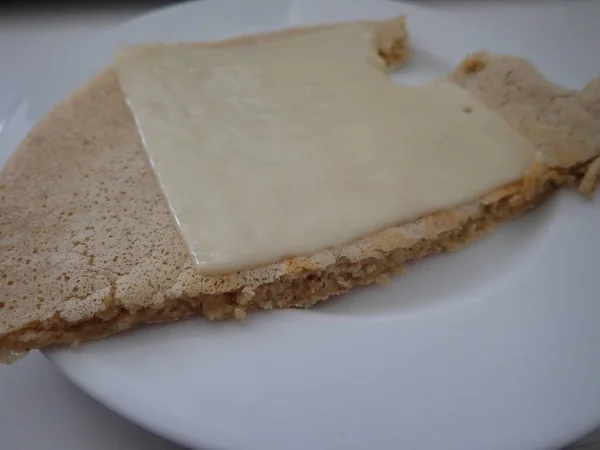 Frische Hausgemachte Salzpfannkuchen Mit Einer Scheibe Käse — Stockfoto