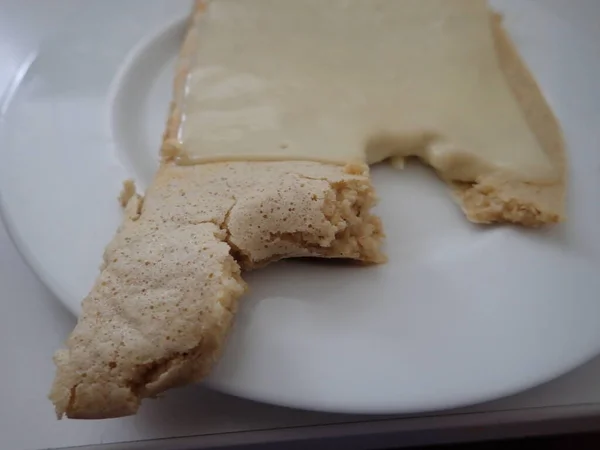 Frische Hausgemachte Salzpfannkuchen Mit Einer Scheibe Käse — Stockfoto