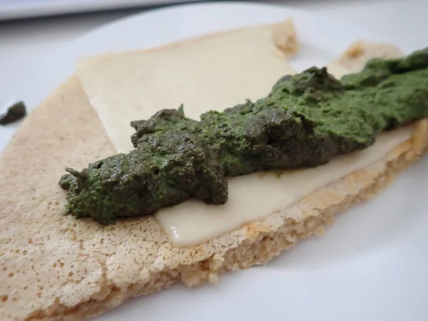 Frisches Hausgemachtes Brot Mit Scheibe Käse Und Grünem Pesto — Stockfoto