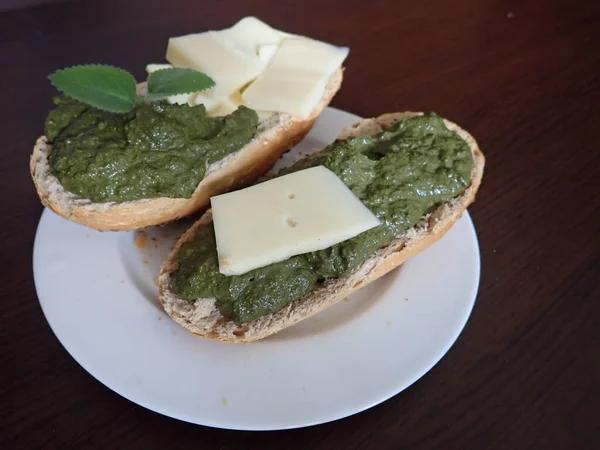 Świeży Chleb Domowej Roboty Plasterkiem Sera Zielonym Pesto — Zdjęcie stockowe