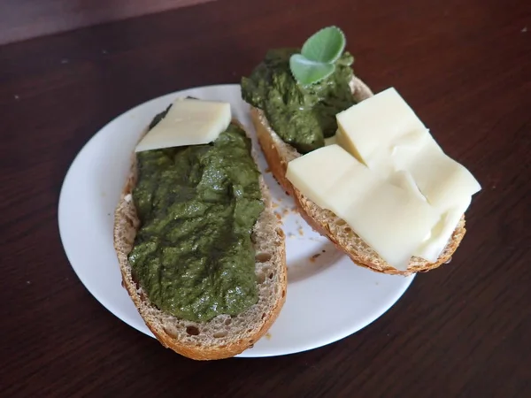 Frisches Hausgemachtes Brot Mit Scheibe Käse Und Grünem Pesto — Stockfoto