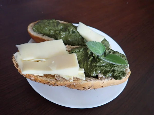 Świeży Chleb Domowej Roboty Plasterkiem Sera Zielonym Pesto — Zdjęcie stockowe