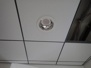 Yeniden inşa edilmiş modern ofis binasında alçı taşı tavan ızgarası.