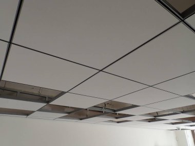 Yeniden inşa edilmiş modern ofis binasında alçı taşı tavan ızgarası.