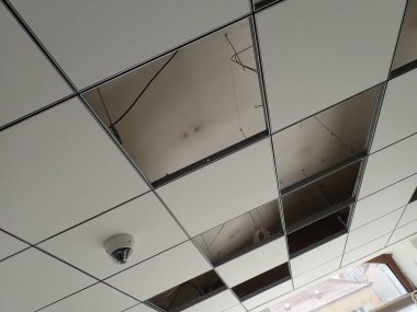 Yeniden inşa edilmiş modern ofis binasında alçı taşı tavan ızgarası.