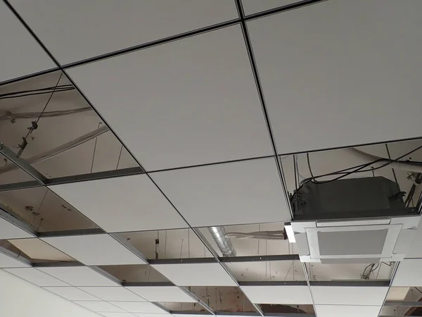 Yeniden inşa edilmiş modern ofis binasında alçı taşı tavan ızgarası.