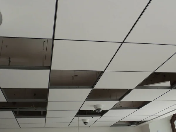 現代的なオフィスビルの体育館の天井のグリッド — ストック写真