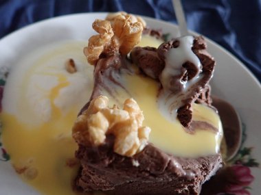 Vanilya soslu çikolatalı dondurma süslemesi.