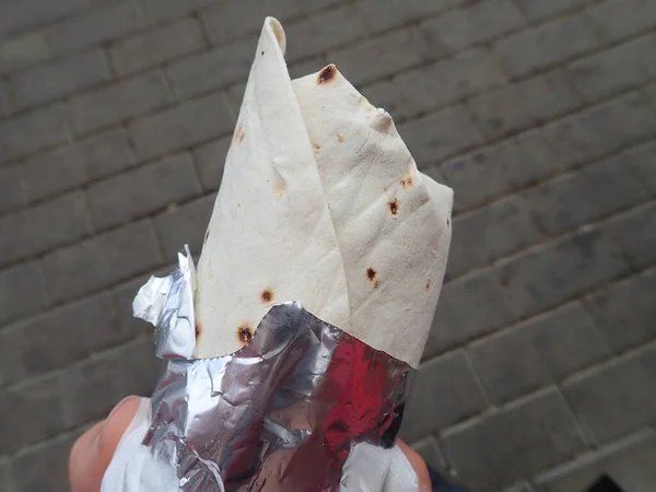 Färsk Kebab Tortilla Med Grönsakssallad Som Gatumat Handen — Stockfoto