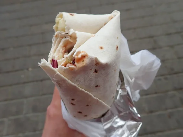 Świeże Kebab Tortilla Sałatką Warzywną Jako Jedzenie Ulicy Ręku — Zdjęcie stockowe