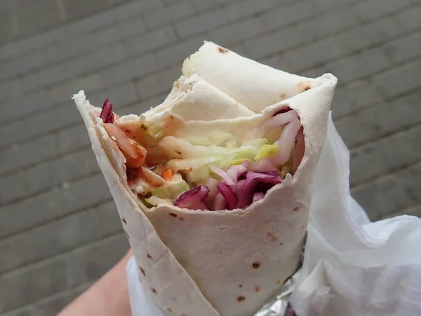 Friss Kebab Tortilla Vega Saláta Mint Egy Utcai Élelmiszer Kézben — Stock Fotó