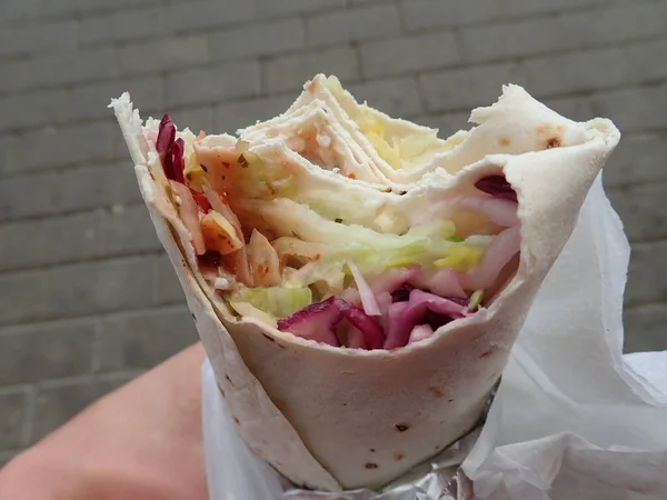 Verse Kebab Tortilla Met Vegetarische Salade Als Straatvoedsel Hand — Stockfoto