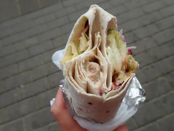 Tortilla Kebab Fresca Com Salada Vegetariana Como Comida Rua Mão — Fotografia de Stock