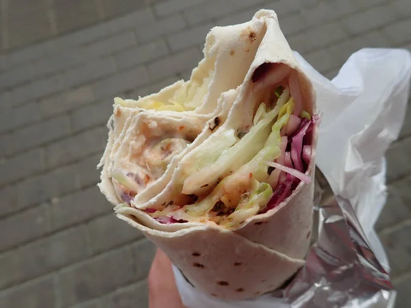 Tortilla Kebab Fresca Com Salada Vegetariana Como Comida Rua Mão — Fotografia de Stock