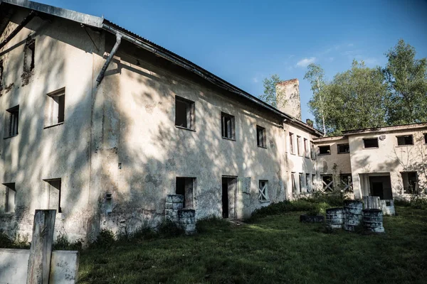 Explorando Ruína Uma Casa Campo Abandonada Com Janelas Quebradas — Fotografia de Stock