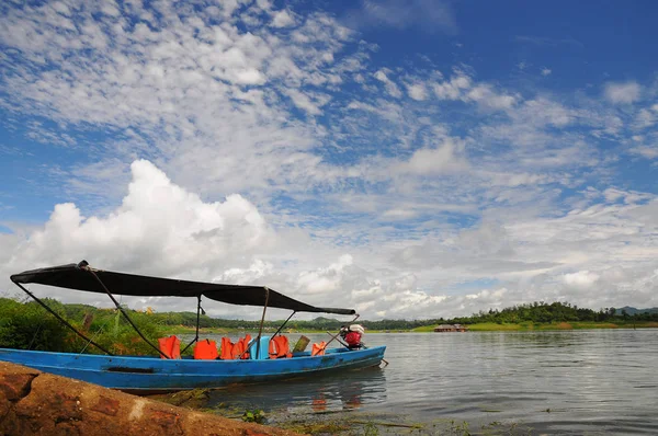 O barco azul de cauda longa no rio, Tailândia — Fotografia de Stock