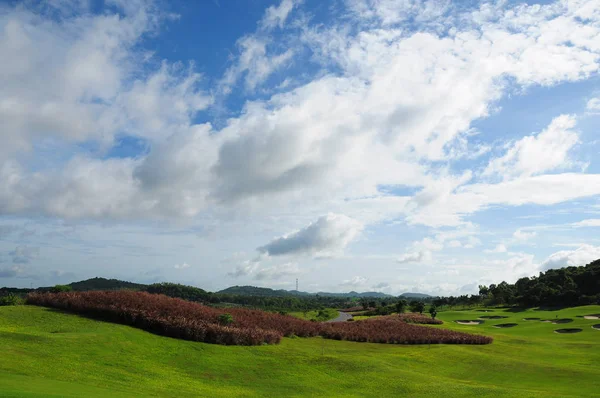 Bellissimo campo da golf e cielo blu — Foto Stock