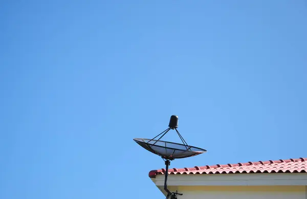 Супутникова тарілка під дахом — стокове фото