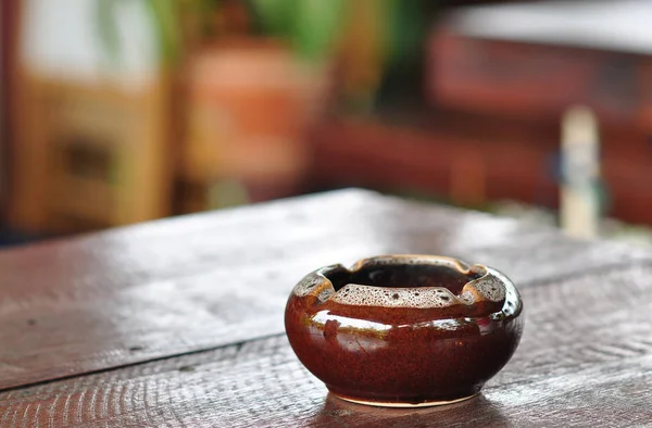 Aschenbecher auf dem Tisch — Stockfoto