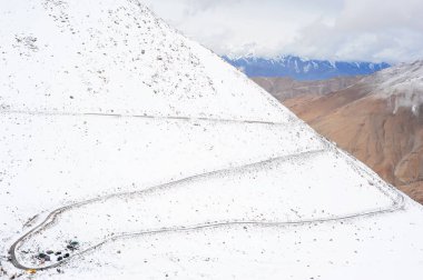 Zikzak yol Chanla Pass ve Pangong Gölü, Ladakh, Hindistan