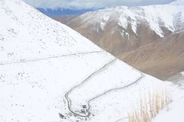 Zikzak yol Chanla Pass ve Pangong Gölü, Ladakh, Hindistan