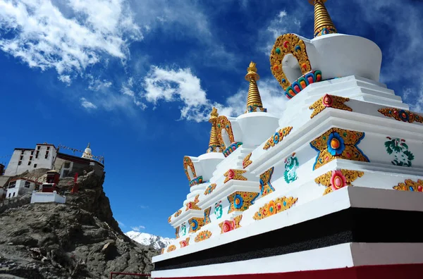 Bianco stupa buddista e cielo blu, Monastero di Thiksey — Foto Stock