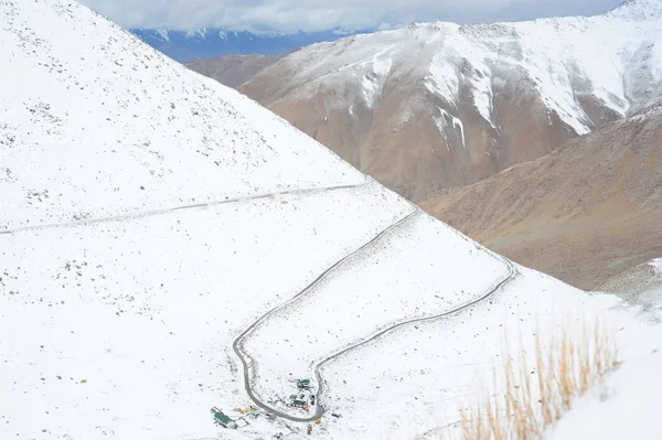 Zikzak yol Chanla Pass ve Pangong Gölü, Ladakh, Hindistan