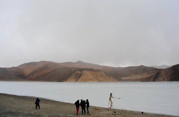 Lago Pangong congelado na temporada de inverno, Leh Ladakh, Índia — Fotografia de Stock