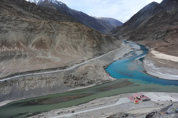 O ponto de encontro dos rios Zanskar e Indus, Leh, Ladakh, Indi — Fotografia de Stock