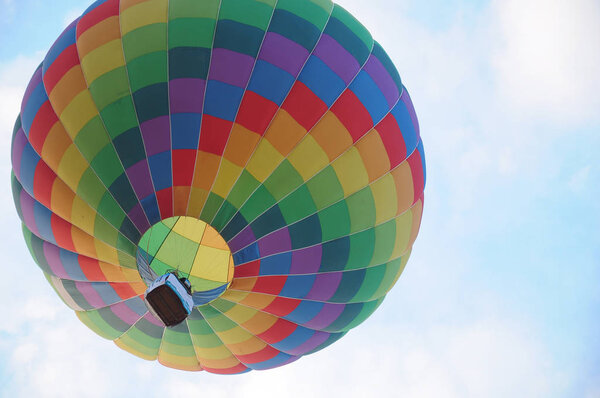 Горячий воздушный шар в небе
