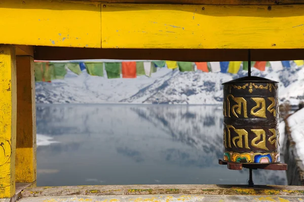 Ruote di preghiera buddista su un ponte sul lago Tsomgo a Sikki — Foto Stock