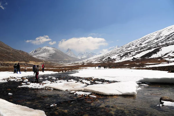Sıfır noktada mavi gökyüzü ile Snow Mountain View ve su akışı 