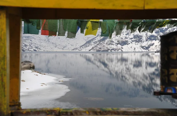 Lago Tsomgo in cornice di ruota di preghiera e ponte, Sikkim, India — Foto Stock