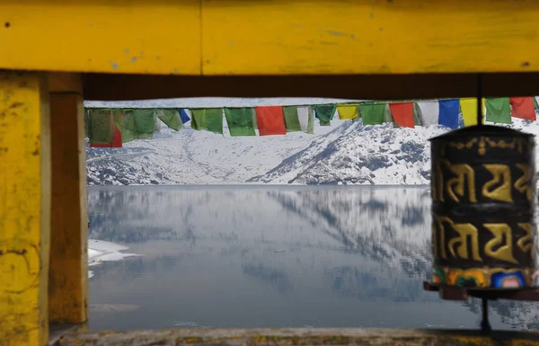 Lago Tsomgo in cornice di ruota di preghiera e ponte, Sikkim, India — Foto Stock