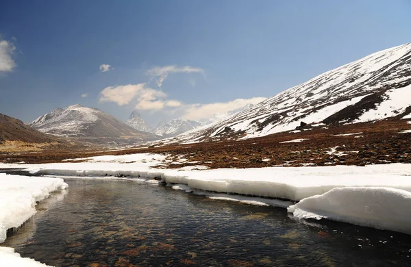 Vista Neve Montagna e corso d'acqua con Blue Sky a Zero Point Immagine Stock