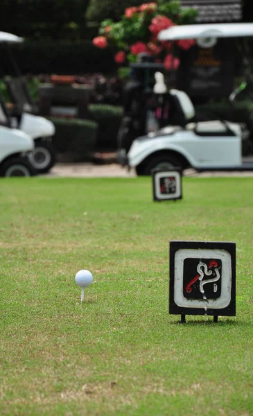 Tee off con carrito de golf en el campo de golf —  Fotos de Stock